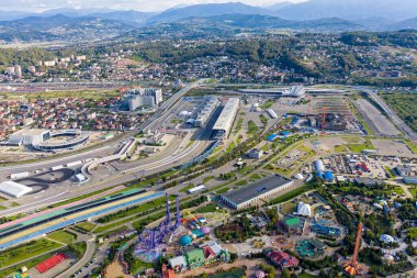Sochi, Rusya - 6 Eylül 2021 Olimpik Soçi Parkı. Ana stantlar Sochi Autodrom pisti. Tren İstasyonu, Olympic Park. Gökkuşağı Köprüsü. Eğlence parkı. Sabah saatleri. Hava görünümü