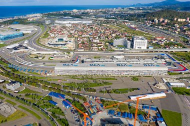 Sochi, Rusya - 6 Eylül 2021 Olimpik Soçi Parkı. Ana stantlar Sochi Autodrom pisti. Sabah saatleri. Hava görünümü