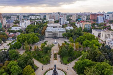 Krasnodar, Rusya - 27 Ağustos 2020: İmparatoriçe II. Krasnodar Bölgesi Yasama Meclisi. Ekaterinsky Meydanı