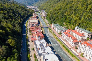 Sochi, Rusya - 10 Eylül 2021 Rosa Khutor. Mzymta Nehri Vadisi. Hava görünümü