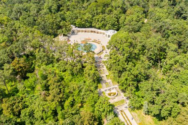 Zheleznovodsk, Rusya - 28 Ağustos 2021: Smirnovsky kaynağı. Smirnov pompa odası parktaki Cascade Merdiveni 'nin en üst katında. Tatil köyü