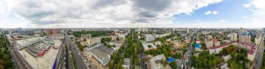 Krasnodar, Rusya - 27 Ağustos 2020: Yazın şehrin havadan görüntüsü. Kızıl Cadde (Krasnaya). Panorama 360