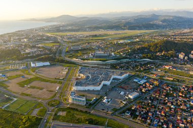 Sochi, Rusya - 4 Eylül 2021: Sirius Bilim ve Teknoloji Üniversitesi. Gün batımı zamanı. Hava görünümü