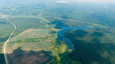 Rusya, Ural. Tarlalar ve ormanlar üzerinde kalkış. Bataklık göleti. Boşluklu bulutlar, Hava Görünümü  