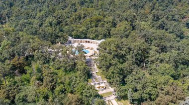 Zheleznovodsk, Rusya. Smirnovsky kaynağı. Spa parkındaki Cascade Merdiveni 'nin tepesinde.  