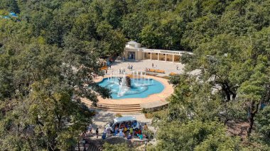 Zheleznovodsk, Rusya. Smirnovsky kaynağı. Spa parkındaki Cascade Merdiveni 'nin tepesinde. Şehir Resort 'u, Hava Görünümü  