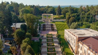 Kislovodsk, Rusya. Şelale merdiveni. Güneşli bir sabah. Yaz, Hava Görünümü  