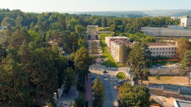Kislovodsk, Rusya. Şelale merdiveni. Güneşli bir sabah. Yaz, Hava Görünümü  