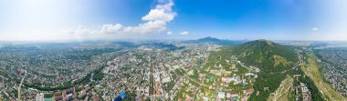 Pyatigorsk, Rusya. Şehrin genel panoraması. Hava görüntüsü. Panorama 360. Yaz
