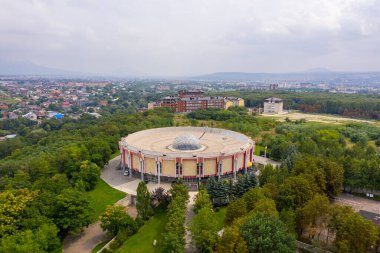 Essentuki, Rusya. Mineral yayları içme galerisi. Hava görüntüsü. Yaz