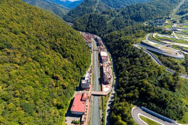 Sochi, Rusya. Alp otoyolu. Rosa Khutor köyü. Mzymta Nehri Vadisi. Hava görünümü