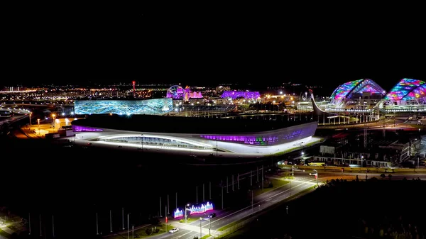 Soci ロシア 2021年9月4日 オリンピック炎 魚のアリーナ アドラーアリーナ アイススポーツ氷山 ソチのオリンピック公園 夜間照明 シリウス準州 — ストック写真