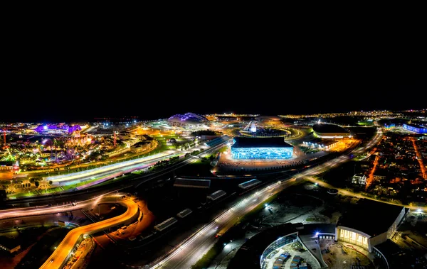 ロシア 2021年9月5日 ソチオリンピック公園の空中パノラマ オリンピック炎のボウル 歌う噴水 ショーがあります アリーナ フィスト 多色の照明 — ストック写真