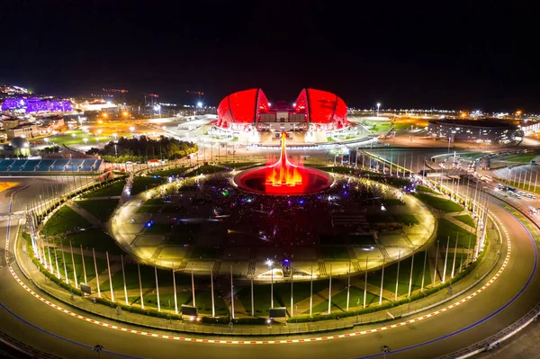 2021年9月5日 俄罗斯索契 奥运圣火杯与圣火之源 有一个节目 Arena Fisht 红灯的背光 — 图库照片