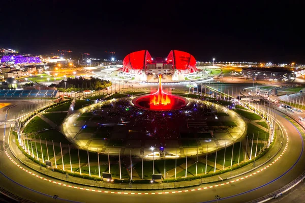 Sochi, Rusya - 5 Eylül 2021: Olimpiyat Alevi ve Şarkı Söyleyen Çeşme Kupası. Bir gösteri var. Arena Fisht. Kırmızı ışık. Gece