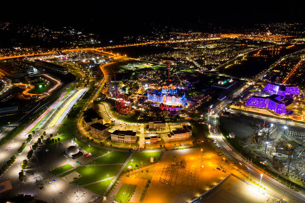 Сочи, Россия - 4 сентября 2021 года: Гостиница "Богатырь" и парк развлечений. Сириус - образовательный центр для одаренных детей. Ночное освещение. Территория Сириус. Вид с воздуха