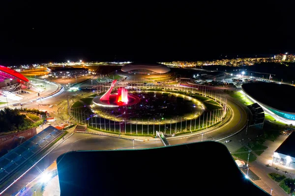2021年9月5日 俄罗斯索契 奥运圣火杯与圣火之源 有一个节目 Arena Fisht 红灯的背光 — 图库照片