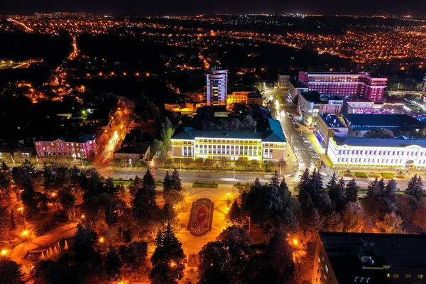 ロシアのスタヴロポリ 夜には市内中心部の空中ビュー 夜市灯 — ストック写真