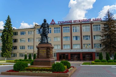 Tula, Rusya - 22 Ağustos 2020: Tula silah fabrikasının yakınındaki I. Peter Anıtı