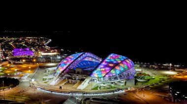 Sochi, Rusya - 4 Eylül 2021: Soçi Olimpiyat Parkı. Fisht Arena 'da. Gece aydınlatması. Sirius Bölgesi, Hava Görünümü  