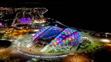 Sochi, Rusya - 4 Eylül 2021: Soçi Olimpiyat Parkı. Fisht Arena 'da. Gece aydınlatması. Sirius Bölgesi, Hava Görünümü  