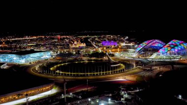 Sochi, Rusya - 4 Eylül 2021 Olimpiyat Alevi ve Fisht Arena. Lunapark ve otel Bogatyr. Sochi 'deki Olimpik Park. Gece aydınlatması. Sirius Bölgesi, Hava Görünümü  
