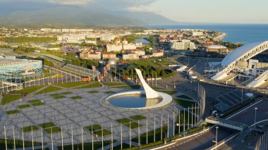 Sochi, Rusya - 4 Eylül 2021 Olimpiyat Alevi, F1 pisti, Fisht Arena. Sochi 'deki Olimpik Park. Sirius Bölgesi, Hava Görünümü  