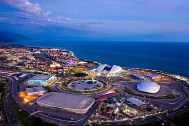 Sochi, Rusya - 5 Eylül 2021 Olimpiyat Ateşi, Fisht Arena. Sochi 'deki Olimpik Park. Sirius Bölgesi. Gün batımından sonra hava görüntüsü