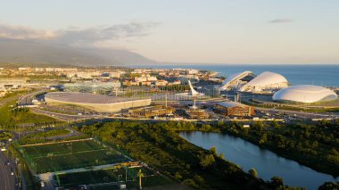 Sochi, Rusya - 4 Eylül 2021 Olimpiyat Alevi, F1 pisti, Fisht Arena. Adler Arena 'da. Sochi 'deki Olimpik Park. Sirius Bölgesi, Hava Görünümü  
