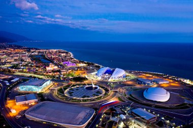 Sochi, Rusya - 5 Eylül 2021 Olimpiyat Ateşi, Fisht Arena. Sochi 'deki Olimpik Park. Sirius Bölgesi. Gün batımından sonra hava görüntüsü