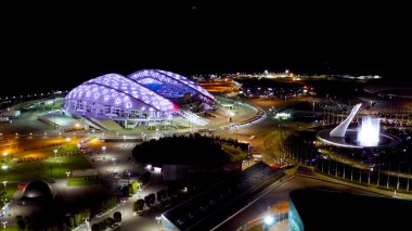 Sochi, Rusya - 5 Eylül 2021: Şarkı söyleyen çok renkli çeşme. Gece aydınlatması. Sochi Parkı. Olympic Flame Bowl, Fisht Arena 'da. Gece, Hava Görüntüsü  