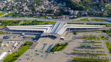 Sochi, Rusya - 6 Eylül 2021 Olimpik Soçi Parkı 'ndaki tren istasyonu. Sabah saatleri, Hava Görüntüsü  