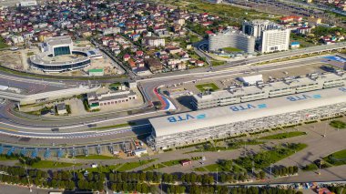 Sochi, Rusya - 6 Eylül 2021: Sochi Autodrom. Ana stantlar. Olympic Sochi Parkı. Sabah saatleri, Hava Görüntüsü  