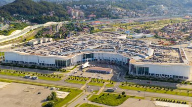Sochi, Rusya - 6 Eylül 2021 Omega Sirius Oteli. Sirius Bilim ve Sanat Parkı. Üniversitede. Sabah saatleri, Hava Görüntüsü  