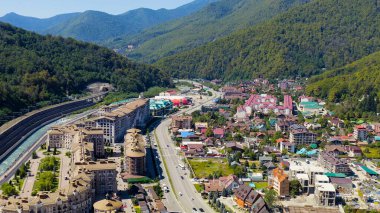 Sochi, Rusya - 10 Eylül 2021: Krasnaya Polyana köyü. Yaz. Mzemta Nehri Vadisi, Hava Görüntüsü  