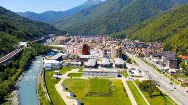 Sochi, Rusya - 10 Eylül 2021: Krasnaya Polyana köyü. Yaz. Mzemta Nehri Vadisi, Hava Görüntüsü  