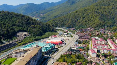Sochi, Rusya - 10 Eylül 2021: Krasnaya Polyana köyü. Yaz. Mzemta Nehri Vadisi, Hava Görüntüsü  