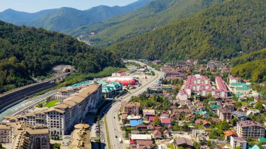 Sochi, Rusya - 10 Eylül 2021: Krasnaya Polyana köyü. Yaz. Mzemta Nehri Vadisi, Hava Görüntüsü  