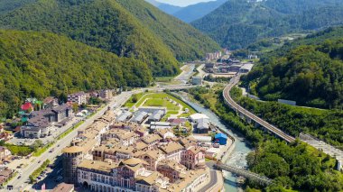 Sochi, Rusya - 10 Eylül 2021: Krasnaya Polyana köyü. Yaz. Mzemta Nehri Vadisi, Hava Görüntüsü  