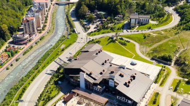 Sochi, Rusya - 10 Eylül 2021: Alpika Servis - Kablo Araba İstasyonu, Rosa Khutor. Yaz. Mzemta Nehri Vadisi, Hava Görüntüsü  