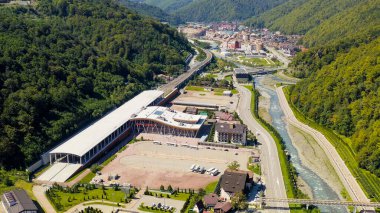 Sochi, Rusya - 10 Eylül 2021 Rosa Khutor, tren istasyonu. Yaz. Mzemta Nehri Vadisi, Hava Görüntüsü  