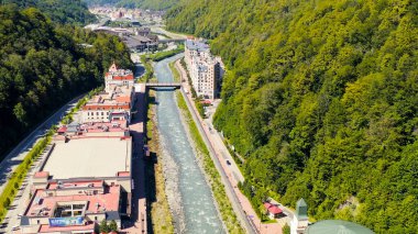 Sochi, Rusya - 10 Eylül 2021 Rosa Khutor Köyü. Yaz. Mzemta Nehri Vadisi, Hava Görüntüsü  