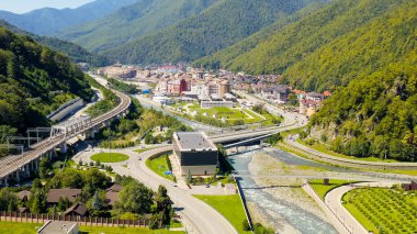 Sochi, Rusya - 10 Eylül 2021: Krasnaya Polyana köyü. Yaz. Mzemta Nehri Vadisi, Hava Görüntüsü  