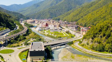 Sochi, Rusya - 10 Eylül 2021: Krasnaya Polyana köyü. Yaz. Mzemta Nehri Vadisi, Hava Görüntüsü  