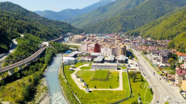 Sochi, Rusya - 10 Eylül 2021: Krasnaya Polyana köyü. Yaz. Mzemta Nehri Vadisi, Hava Görüntüsü  