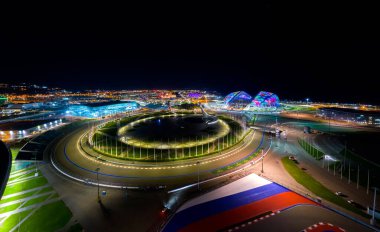 Sochi, Rusya - 4 Eylül 2021 Olimpiyat ateşi kase, Sochi Autodrom pisti, Fisht Arena. Gece aydınlatması. Hava görünümü
