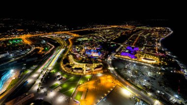 Sochi, Rusya - 4 Eylül 2021 Bogatyr Otel ve Lunaparkı. Sirius yetenekli çocuklar için bir eğitim merkezidir. Gece aydınlatması. Sirius Bölgesi. Hava görünümü