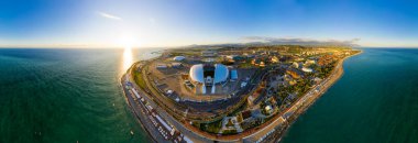 Sochi, Rusya - 4 Eylül 2021 Fisht Arena. Sochi 'deki Olimpik Park. Sirius Bölgesi. Plajı olan bir Olimpiyat Parkı seti. Gün batımı zamanı. Panorama 360. Hava görünümü