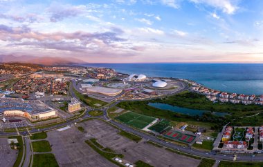 Sochi, Rusya - 5 Eylül 2021: Sochi Olimpiyat Parkı 'nın havacılık panoraması. Olympic Flame Bowl, Fisht Arena ve diğer yapılar. Gün batımı zamanı