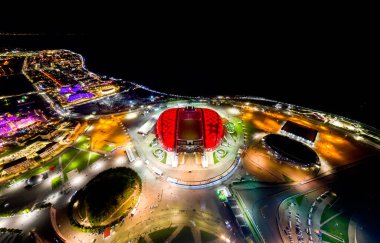 Sochi, Rusya - 5 Eylül 2021 Arena Fisht. Bir gösteri var. Kırmızı aydınlatma. İyi geceler. Hava görünümü